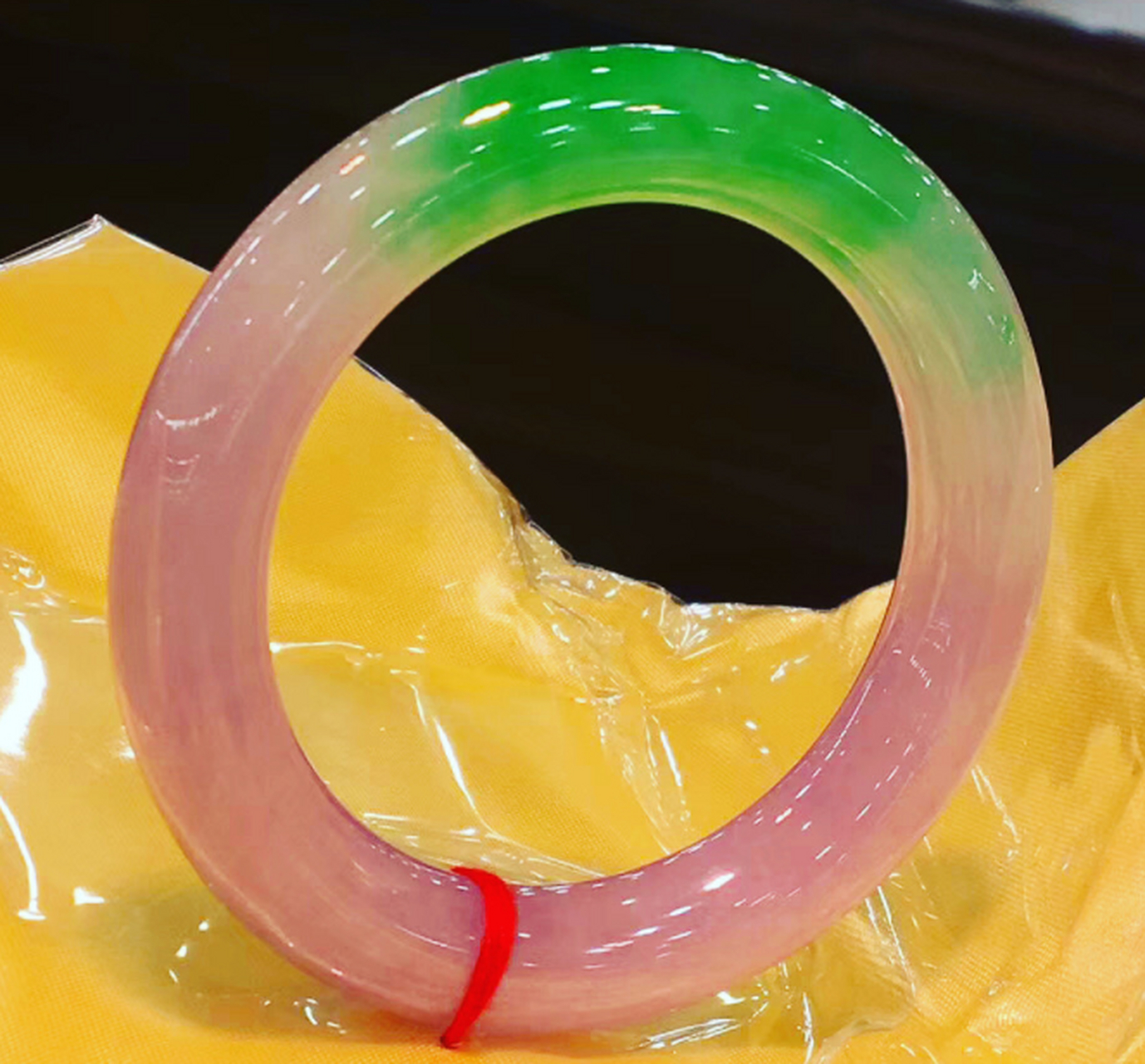 点击头像看直播# #翡翠手镯#圆条手镯也是特别经典的,但是在市面上也