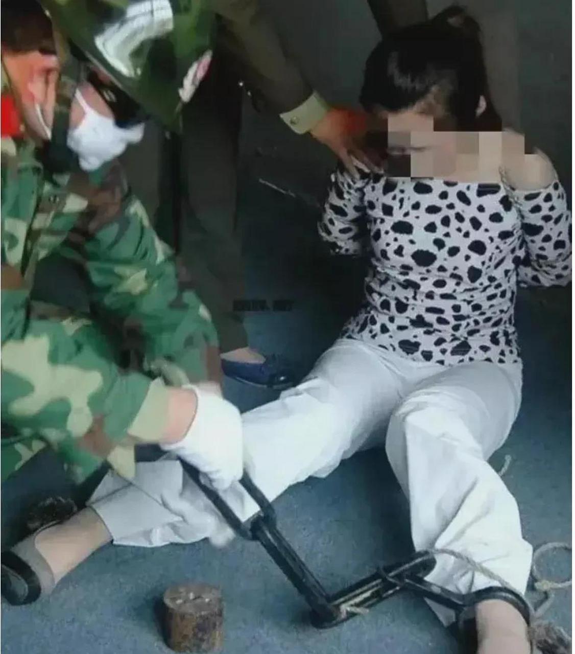 90年代,一名女犯因运输毒品被依法判处死刑.