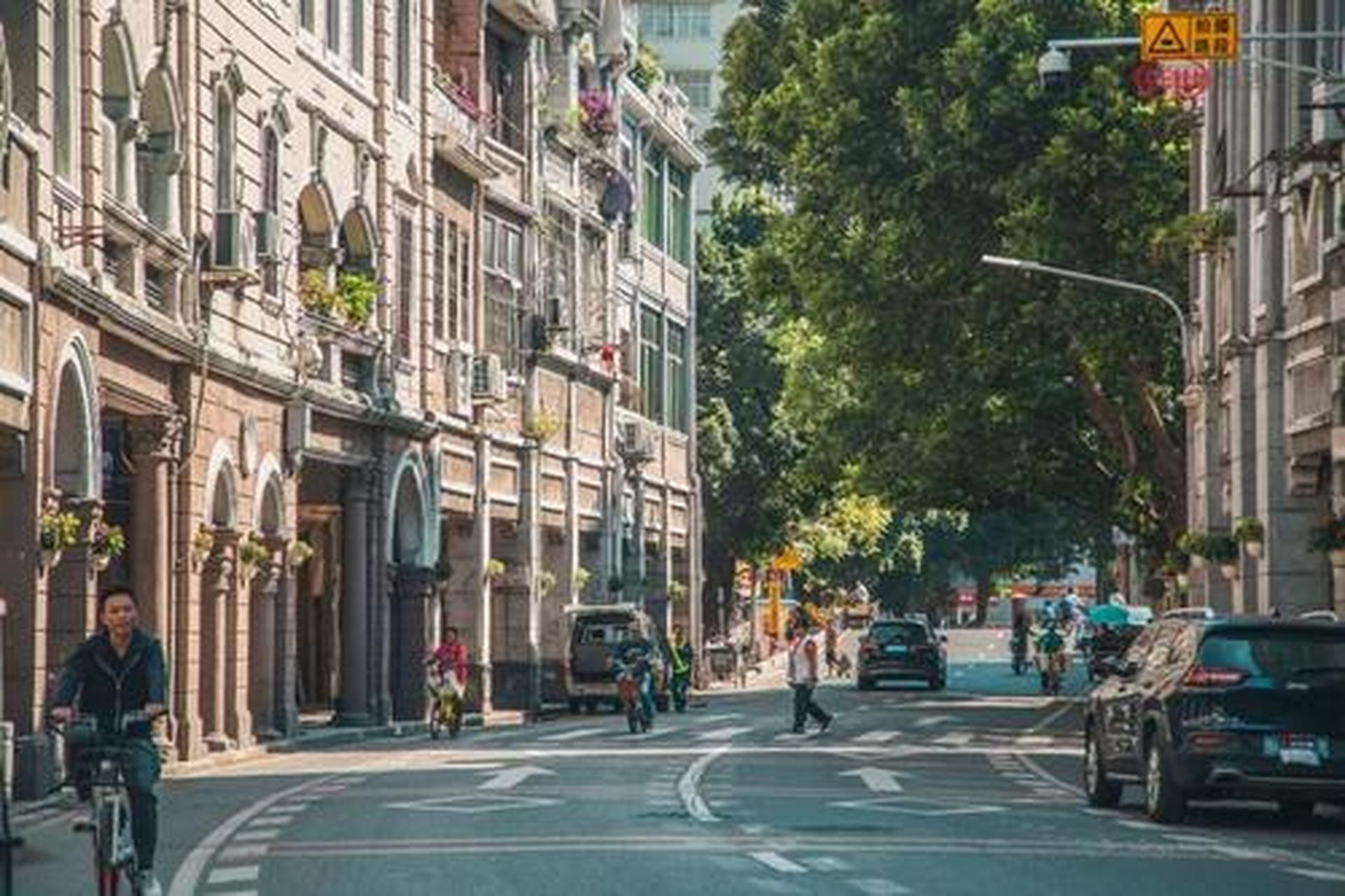 据说100多年前南华西街是广州商业文化的典范,走在岭南古街上