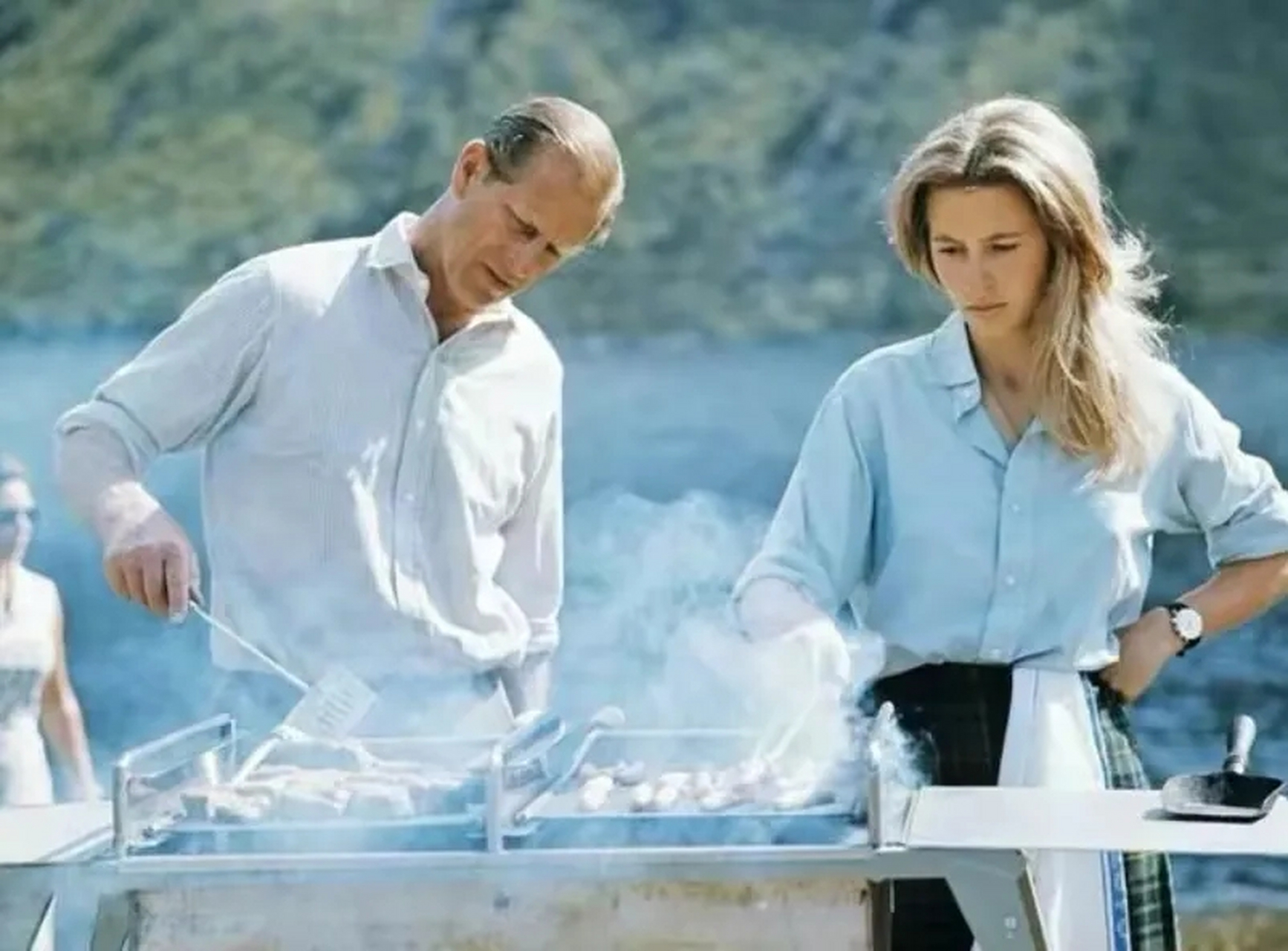 22岁的安妮公主与父亲菲利普亲王在苏格兰巴尔莫勒尔城堡草坪上烧烤