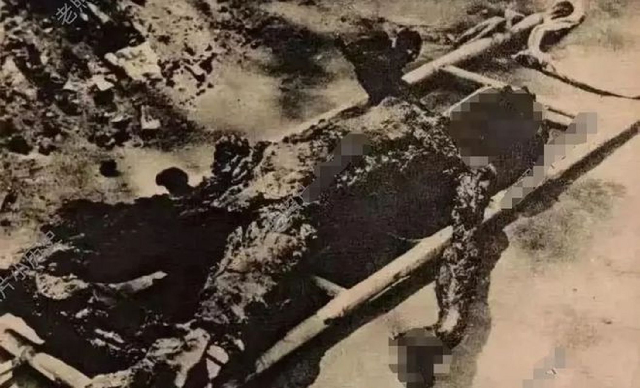 这张照片拍摄于1937年南京大屠杀之后,展现的是一具被烧焦的老百姓尸