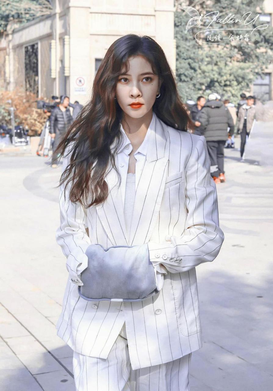 戏内是明艳耀眼的女明星苏纪时,戏外是认真敬业的演员宋妍霏