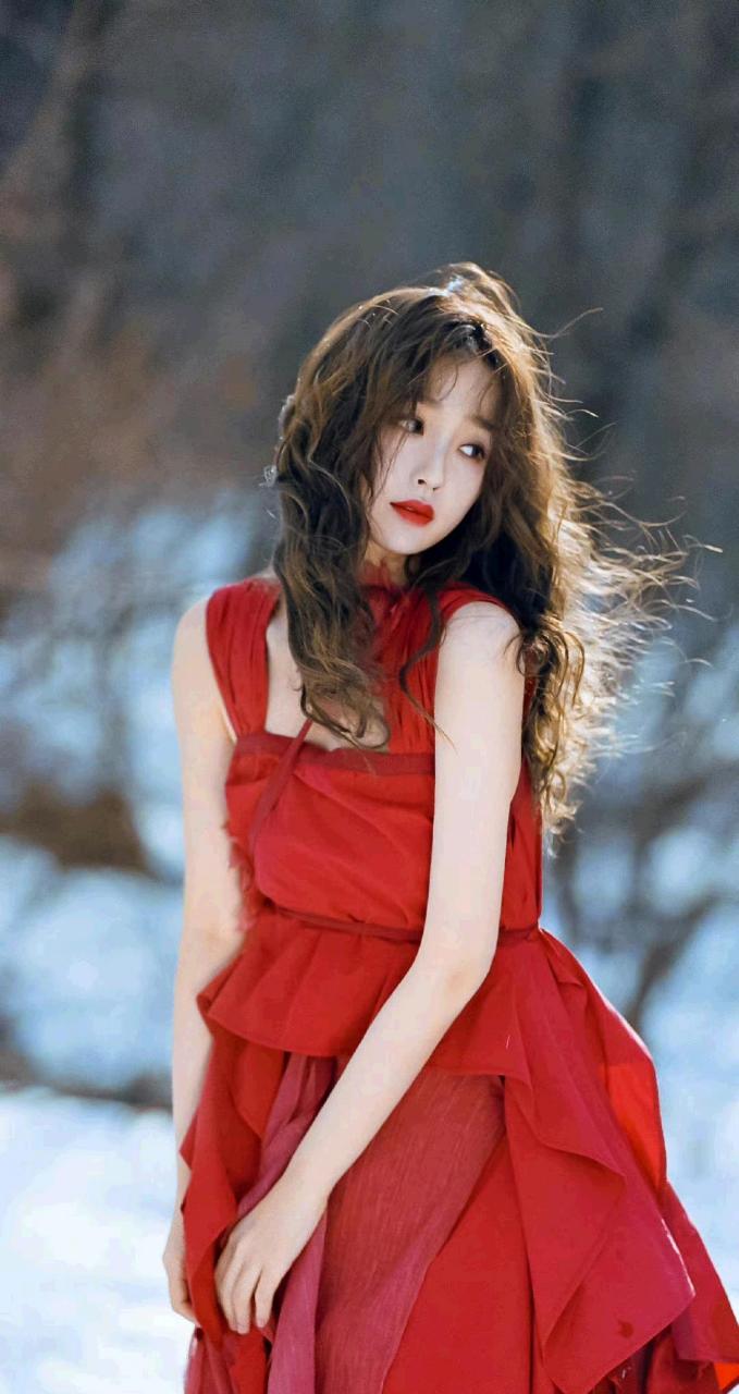 网友:虞书欣一袭红裙在白雪中嬉戏,就像一朵盛开在雪地里的玫瑰,明媚