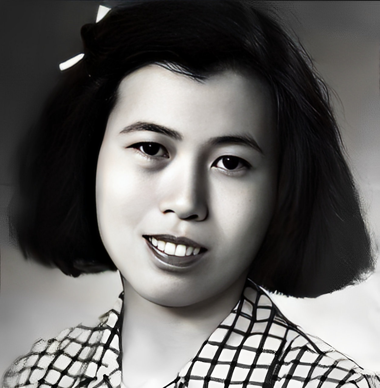 80年代山东美女的黑白照片.女子在摄像机上  头黑发山,风景如画,微笑.