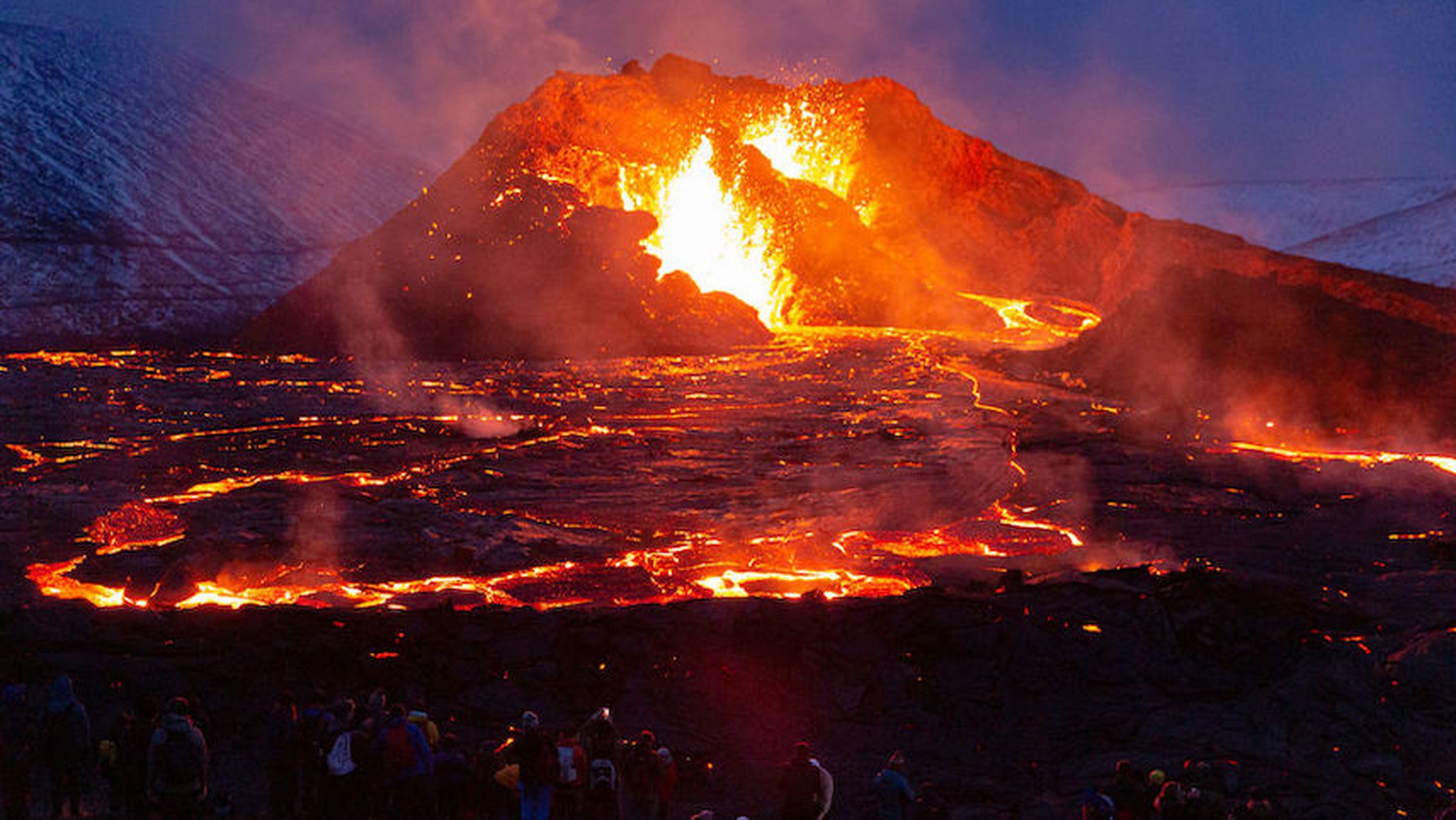 这次位于冰岛东南部的火山喷发爆发力惊人,岩浆以爆炸形式喷发,场面