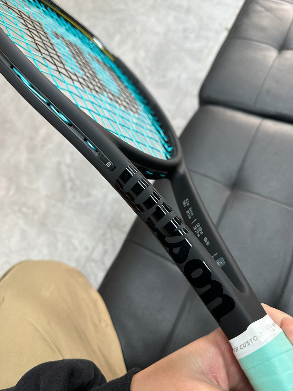 wilson费德勒小黑拍290g是一款轻盈而坚固的网球拍,专为费德勒的设计