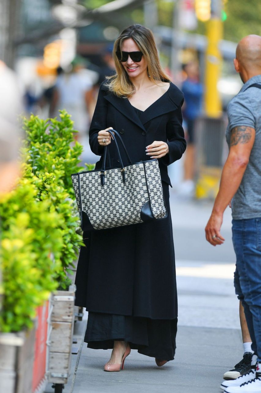 安吉丽娜朱莉的近期街拍,巨星的衣橱只有中性色,但每一套经典款都非常