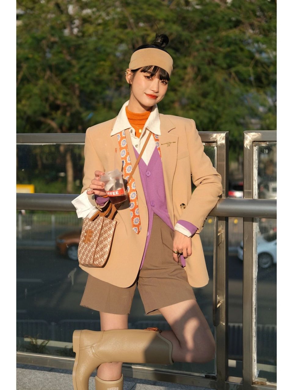 紫橙咖撞色  今日配色思路:紫 橙 咖色 -今天的配色灵感也是来自 2022