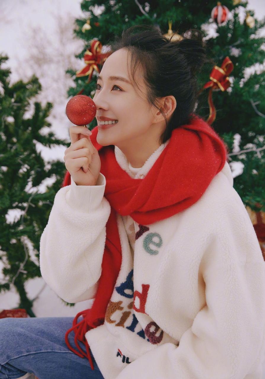 张钧甯圣诞雪景写真公开 扎着丸子头,穿仿羊羔绒连帽卫衣,搭配拼接