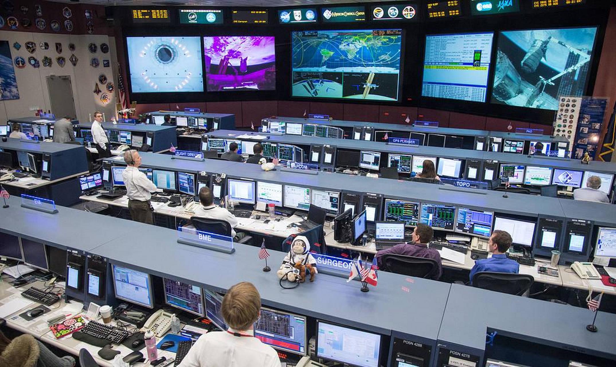 spacex的星舰发射控制室(图一 图二 左1马斯克) 和nasa的任务控制中心