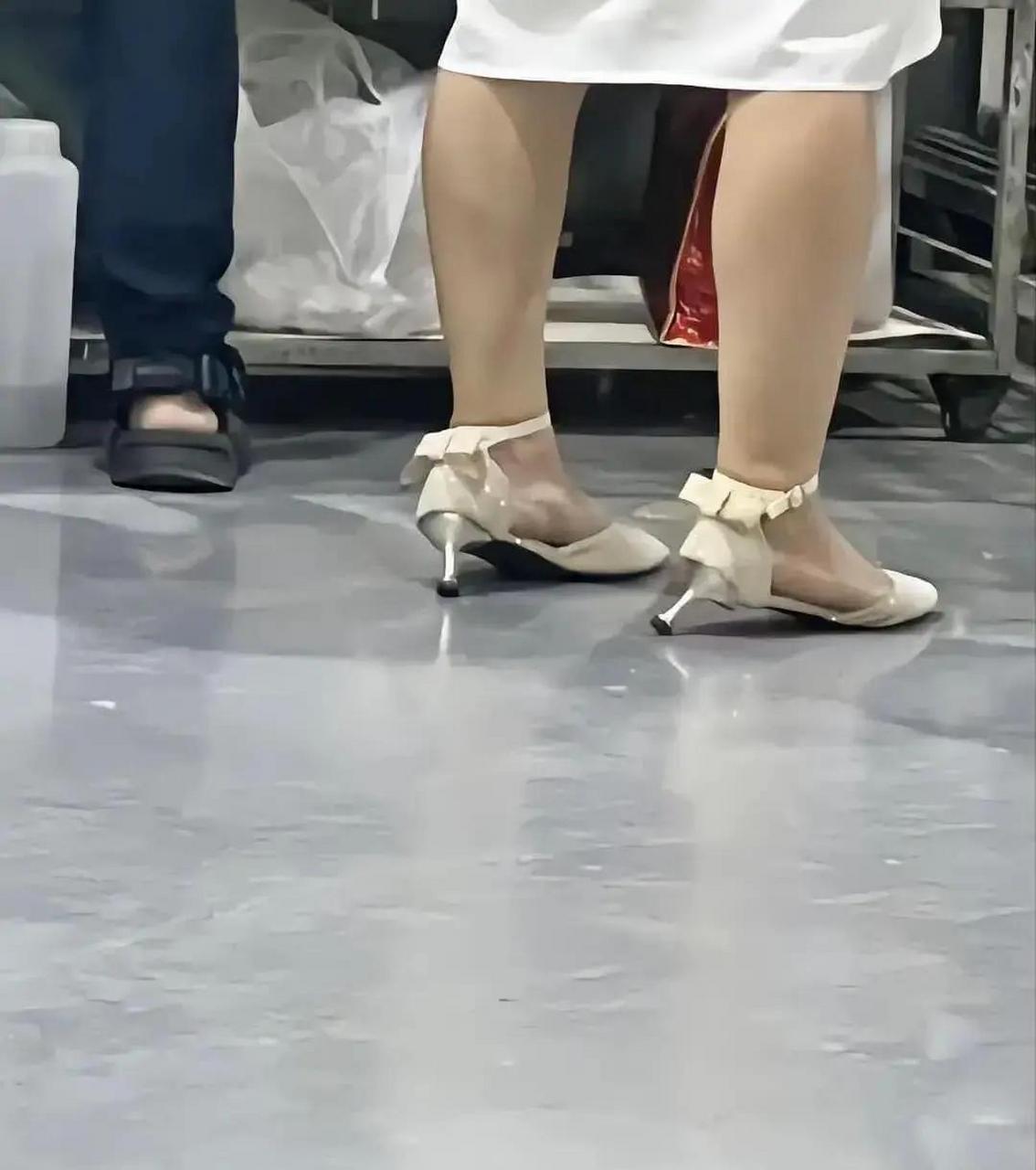 高跟鞋最后的倔强 #搞笑趣味图