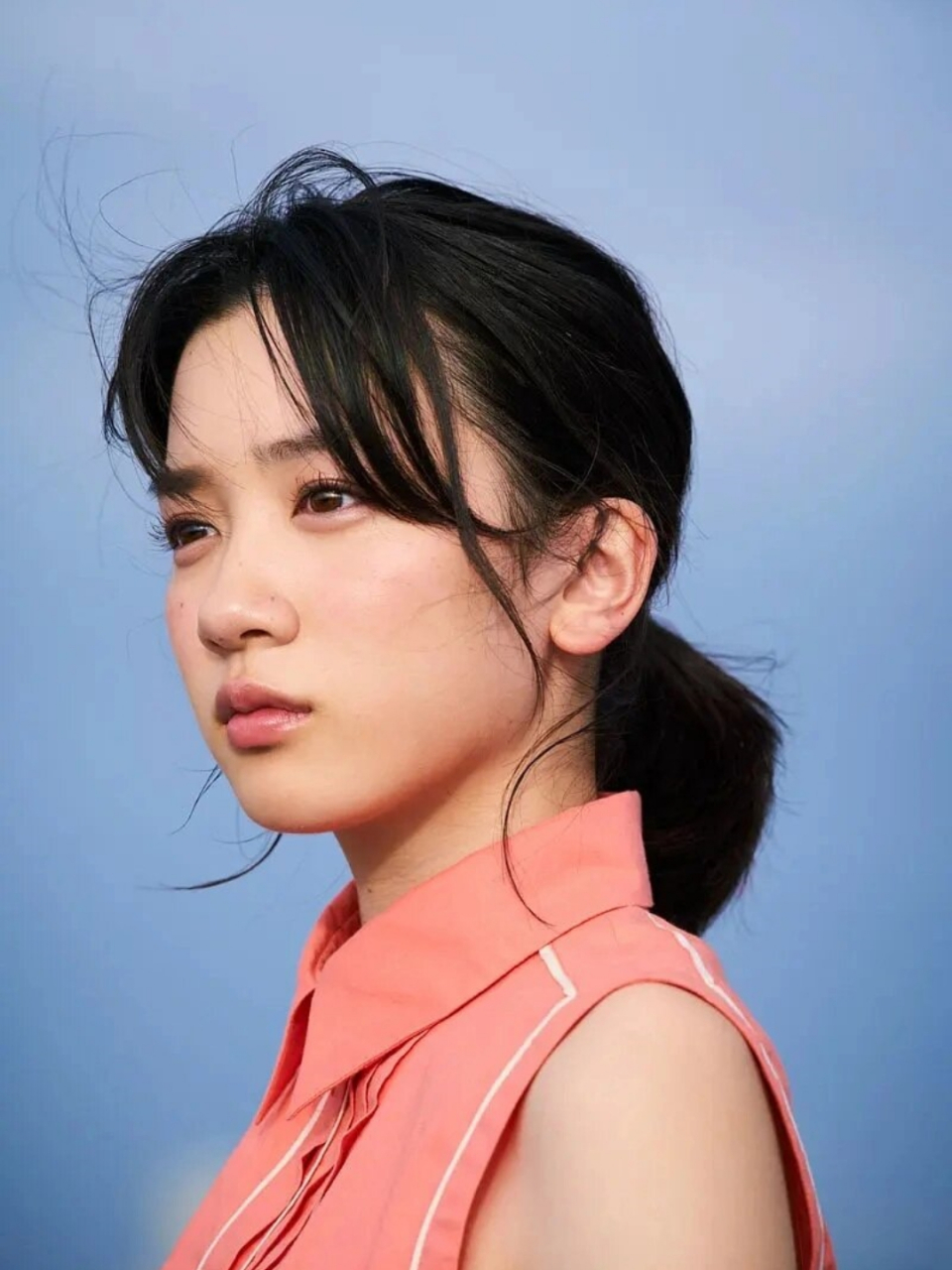 永野芽郁的外表给人一种轻盈,柔和,甜美的感觉,但她的气质却是如此