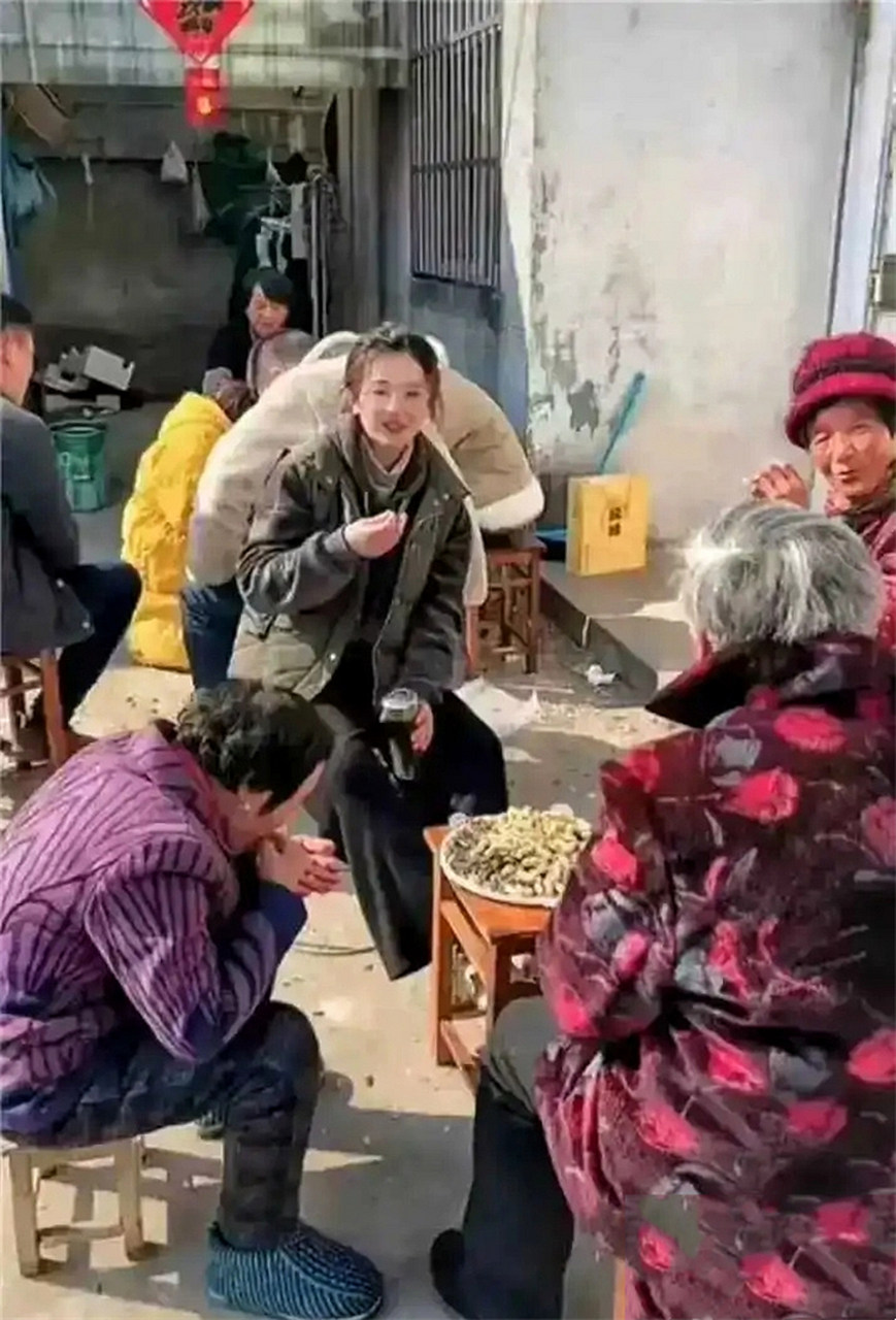 大妈聊天图片