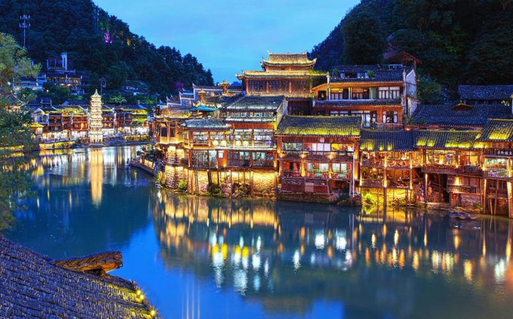 凤凰古镇位于湖南省湘西土家族苗族自治州.