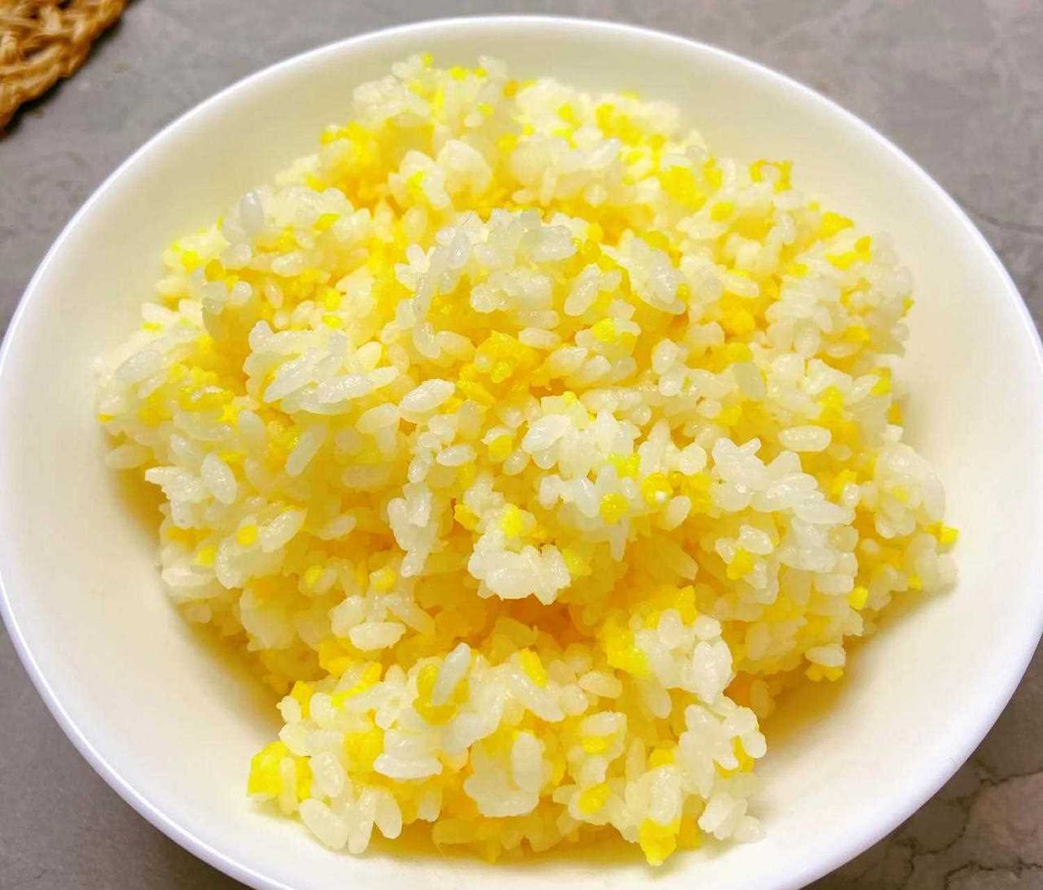 黄瓜炒虾仁麻辣香肠韭菜拌鸡丝玉米渣米饭三菜一米饭,简简单单,挺好的