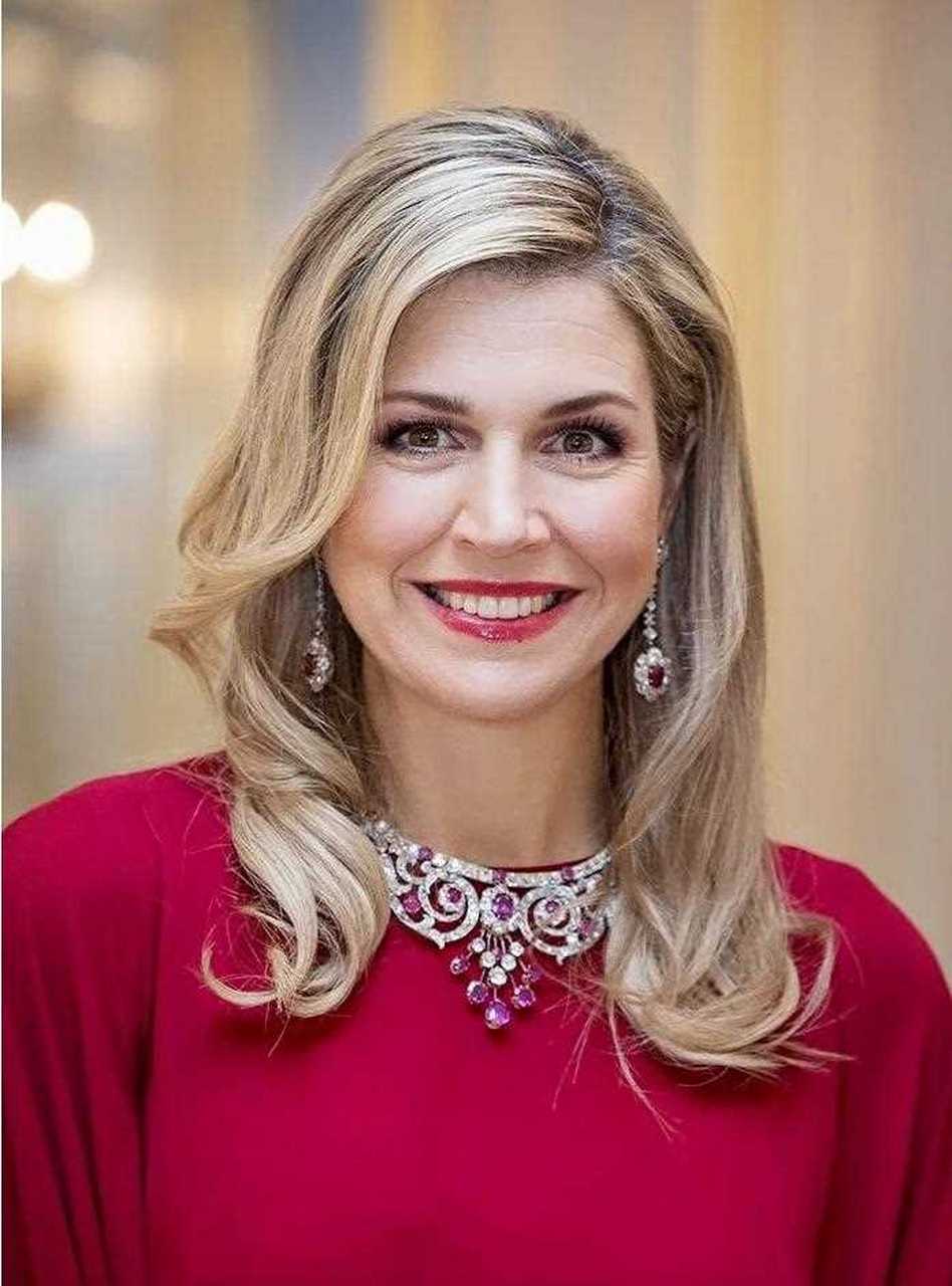 在欧洲王室,荷兰王后马克西玛虽然不是最美,但是着装品位胜在气质温柔