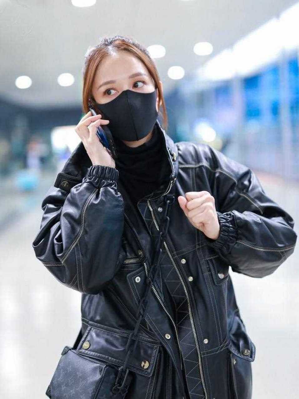 陈乔恩现身机场look,黑色皮衣搭配小黑裤,非常帅气又时髦的穿搭,皮衣