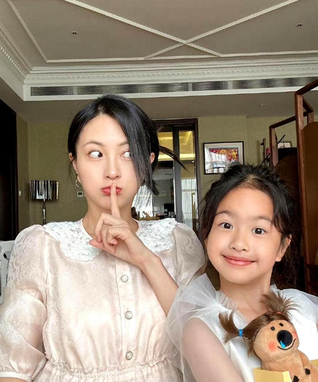 包贝尔的女儿包可艾最近的照片又变得更加好看了,她和妈妈包文婧一起