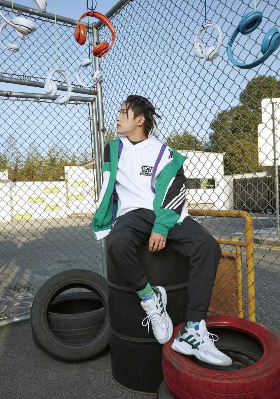 易烊千玺adidasneo 绿色系运动服&脏辫[心] 街头玩转时尚,青魅力[钱袋