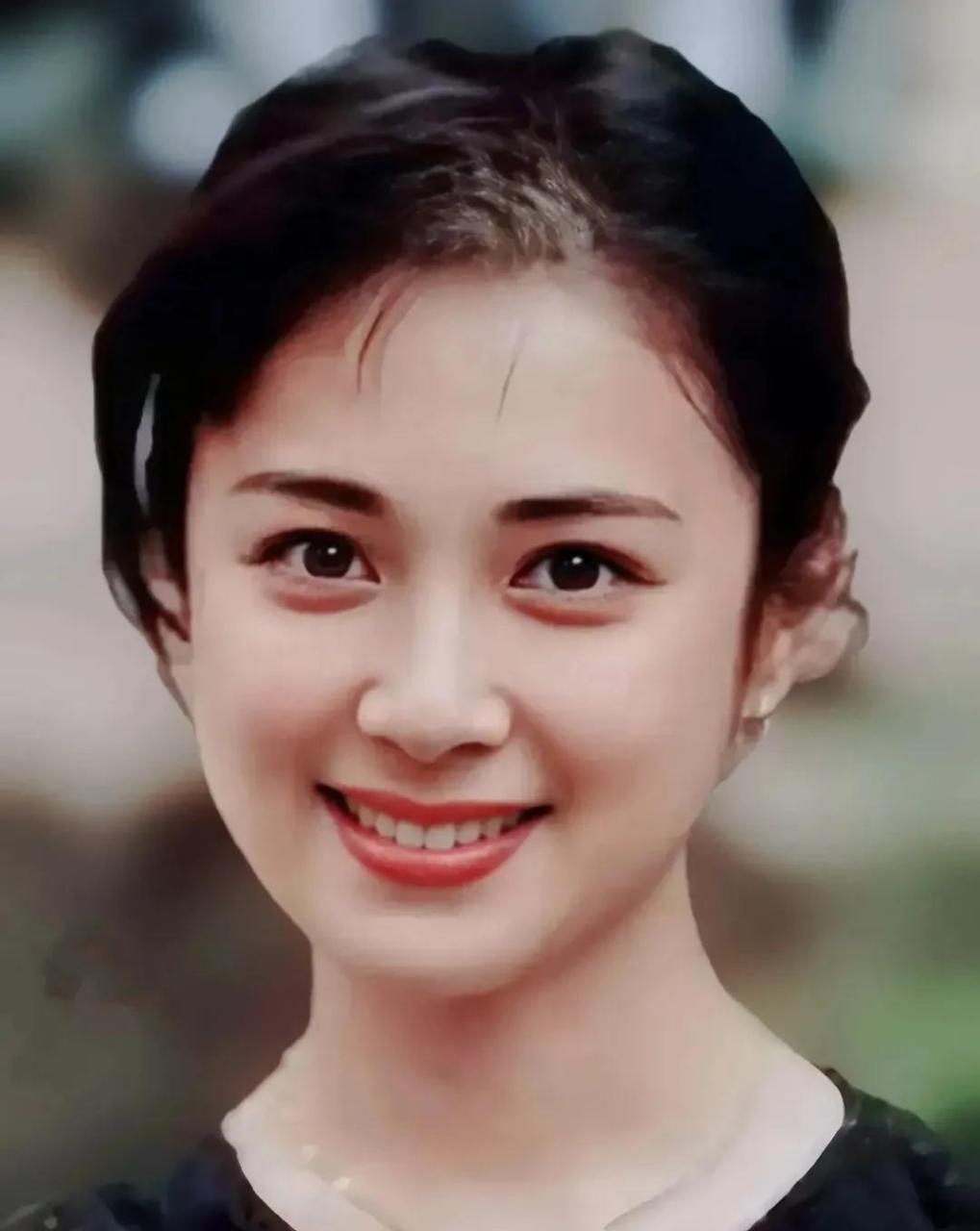 现在网上她挺火,有人说她是傅艺伟,我看她像赵明明,你看呢?