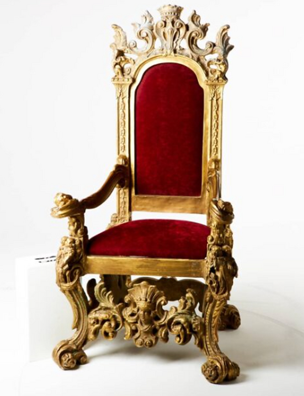 据报道,查尔斯国王决定"重用"几把椅子用于加冕仪式.