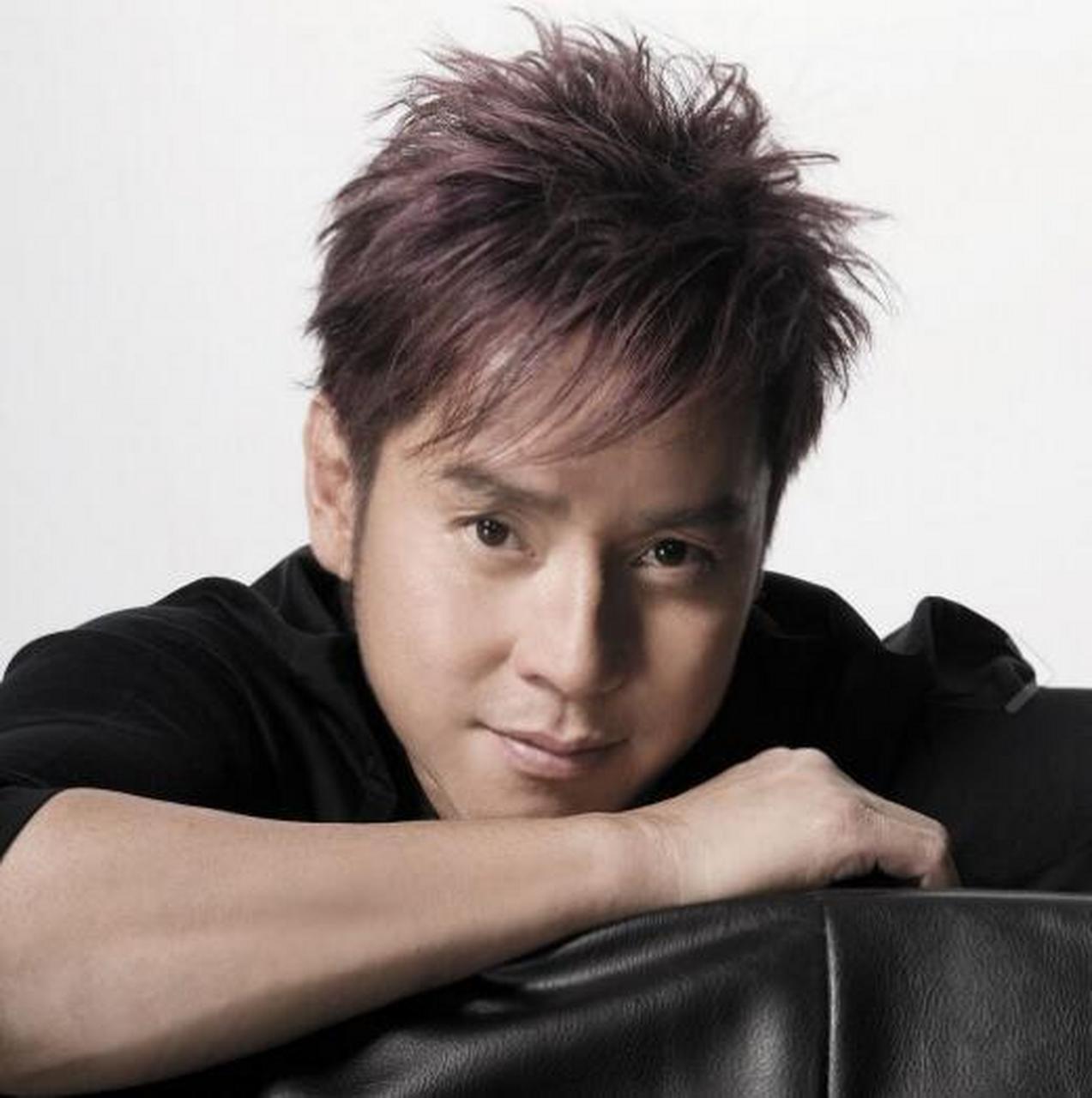 近期,香港经典男歌手谭咏麟,深夜现身香港老街街头,穿着一件灰绿色的