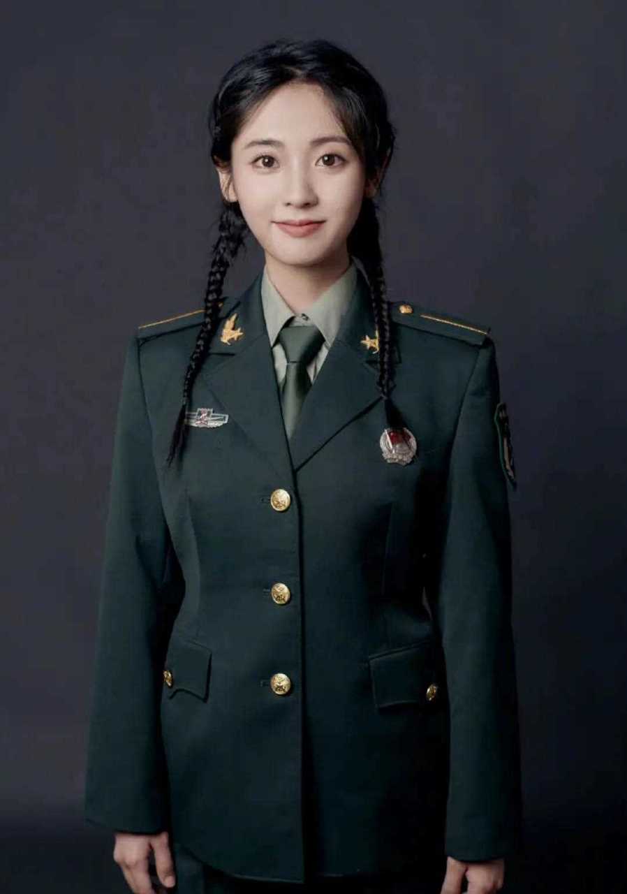 邢菲军装造型,双小辫子,微信百分百纯.[阴险]