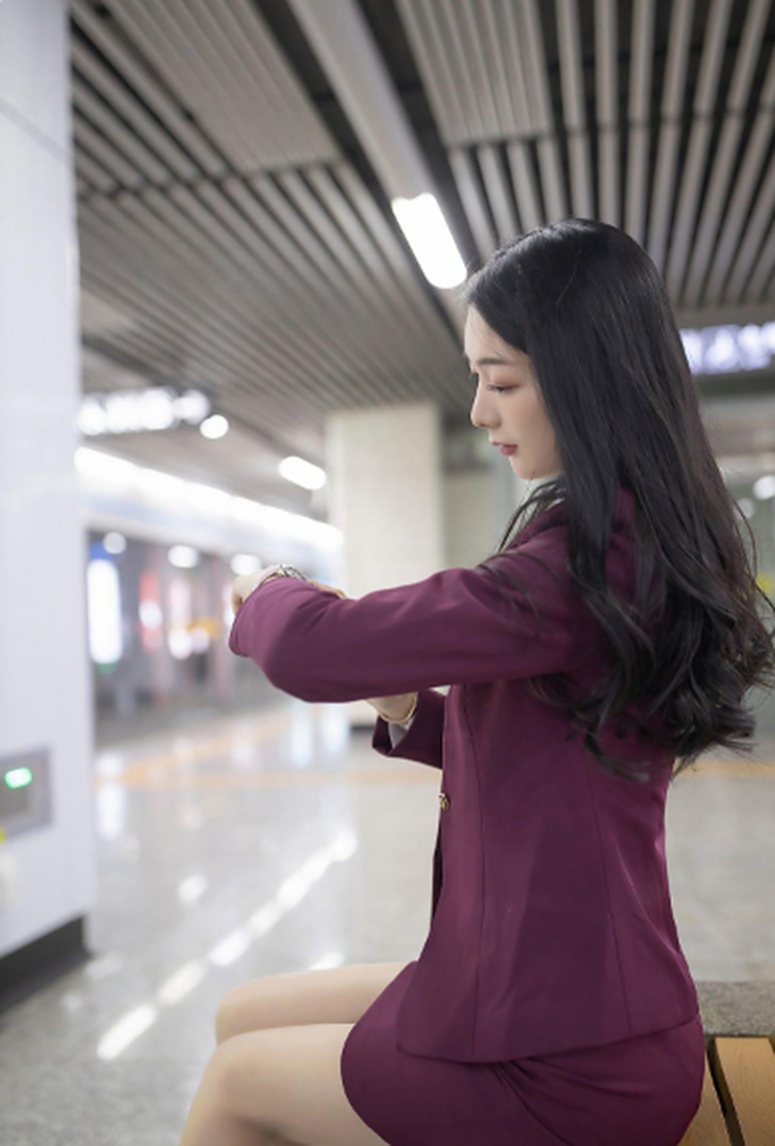 小热巴2023性感空姐下班制服写真