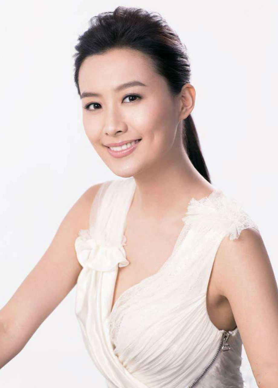 陈法拉晒海滩比基尼照,穿上白色比基尼在阳光海滩下奔跑