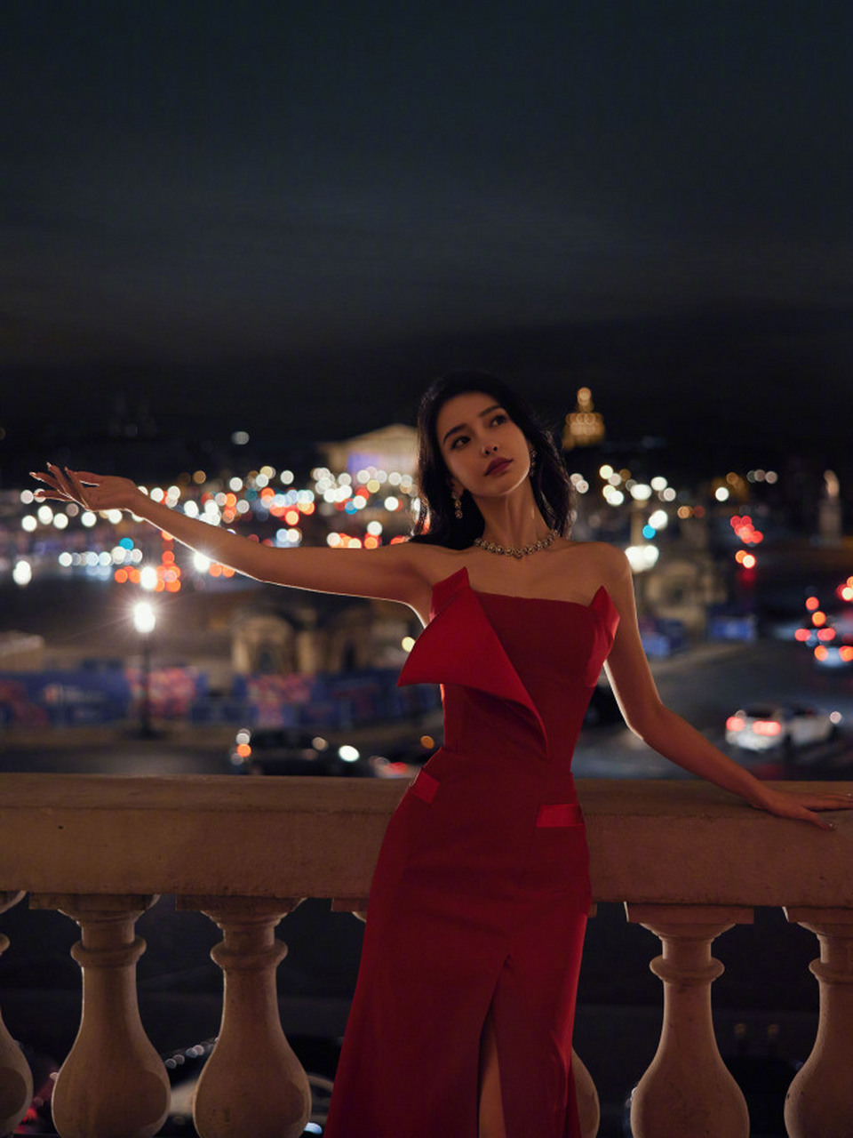 angelababy参加巴黎时装周看秀,身穿一袭alexis mabille高定开衩抹胸