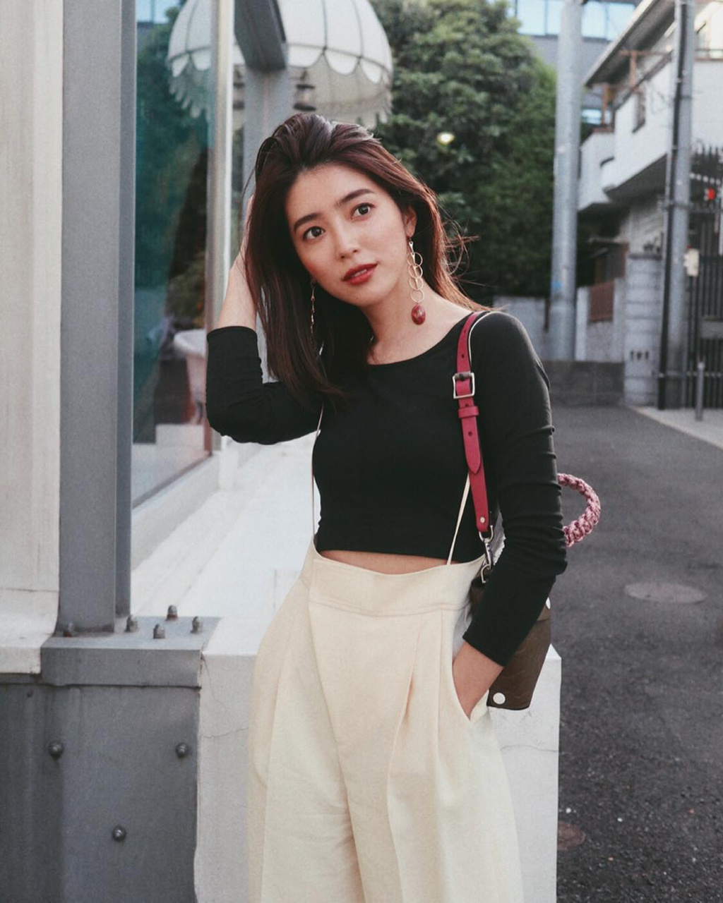 霓虹麻豆大口智惠美私服穿搭 霓虹麻豆大口智惠美 标志性的深色红唇