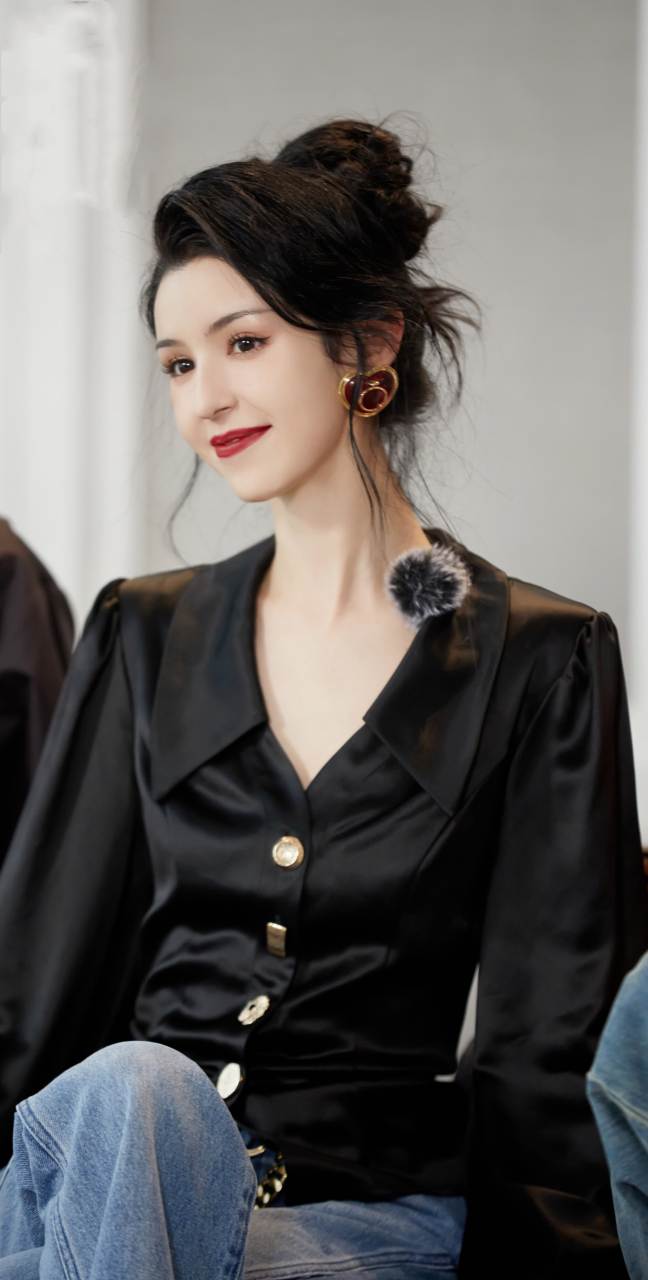 哈妮克孜炫酷写真壁纸:烈焰红唇搭配黑色牛仔裤,变身复古摩登女郎