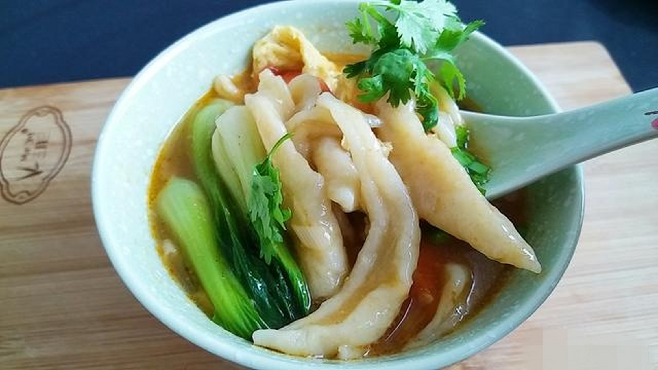 这种面食叫"面鱼儿"也叫"拨鱼儿,山西也有种类似的做法,叫"剔尖儿"