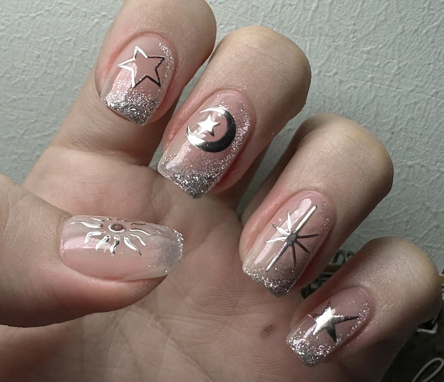 美甲分享bling爆闪星月78  裸色打底 晶石猫眼勾勒斜边 加上76