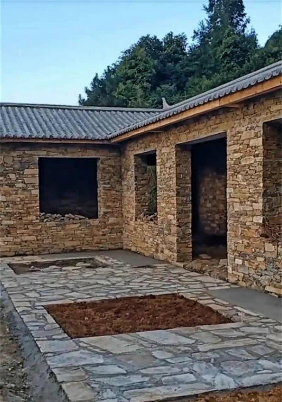 完全用石头砌成的房子看上去挺漂亮,就是不知道坚固不牢固?[开心]