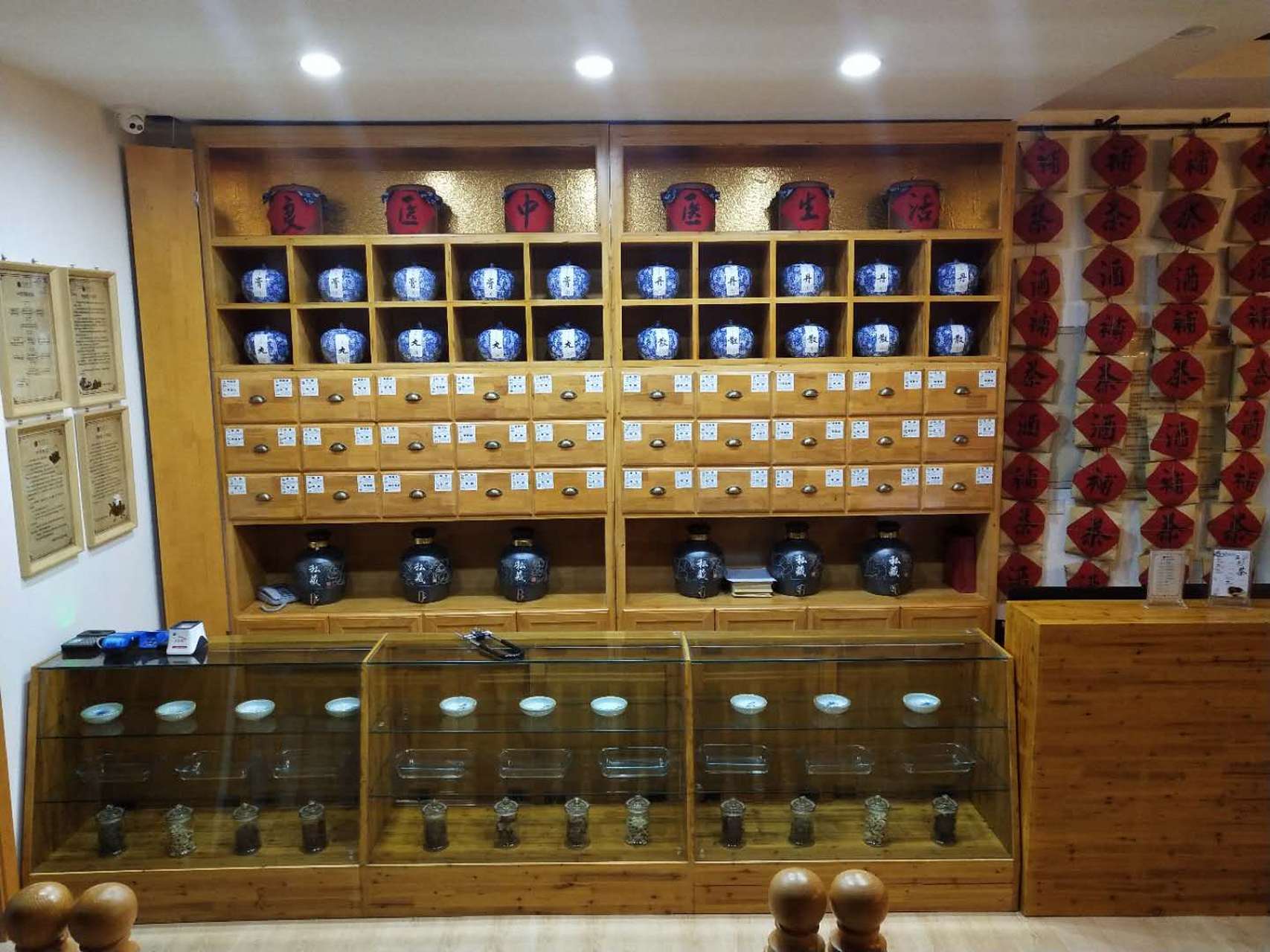 中药柜用什么材质好# 中药柜在生活中很常见,对于中药柜的材质,蚊们