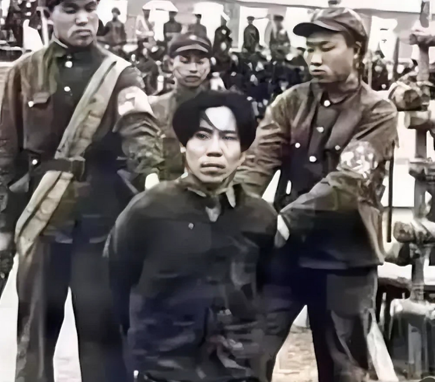 图为1951年,戴笠唯一的儿子戴藏宜被执行枪决时的照片.