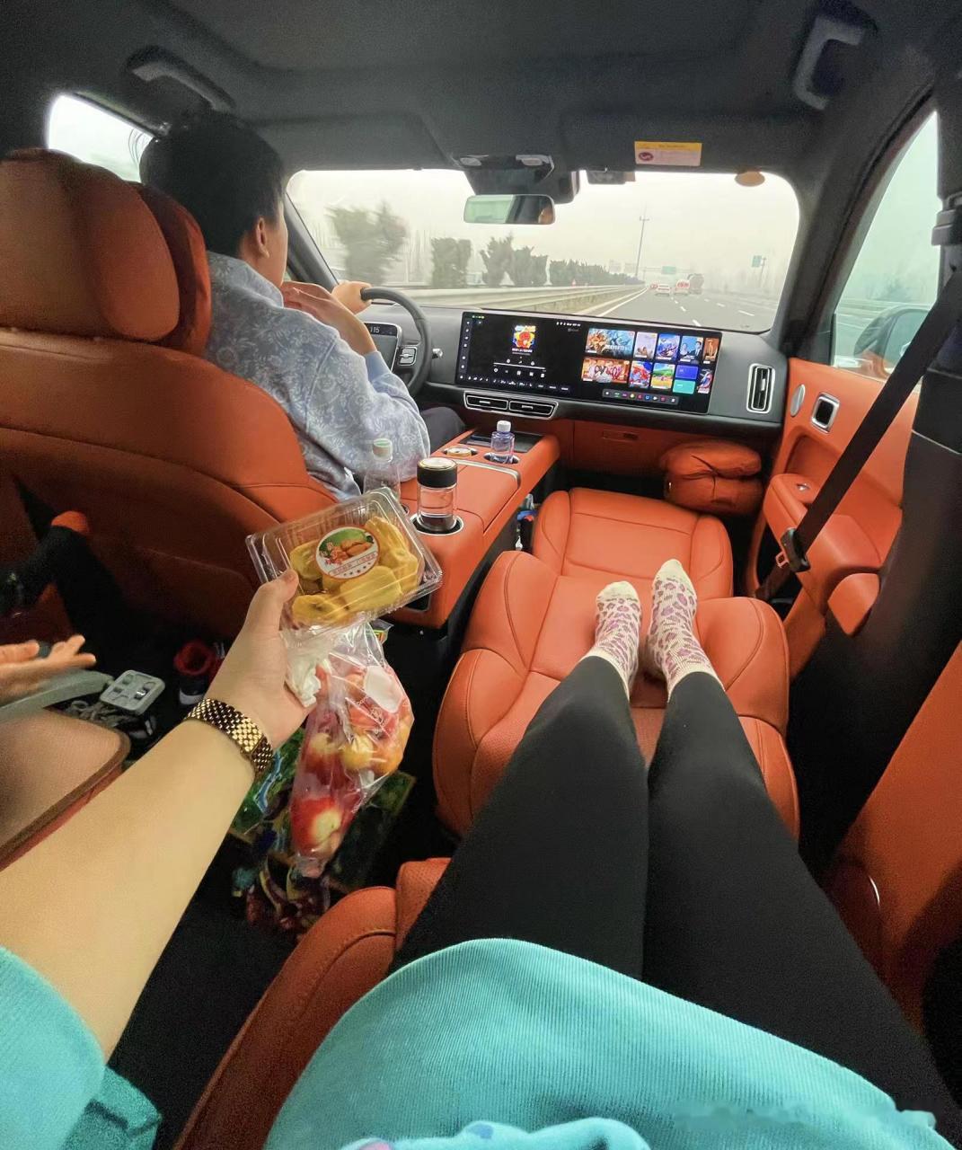 这个"女王座椅"是挺舒服,但是也要注意安全哦,一定要系好安全带!