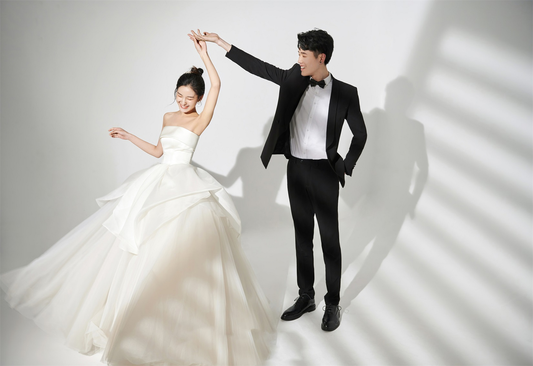 韩式极简婚纱照 在纯白色的背景下加上一束柔和的光影 爱意瞬间弥漫