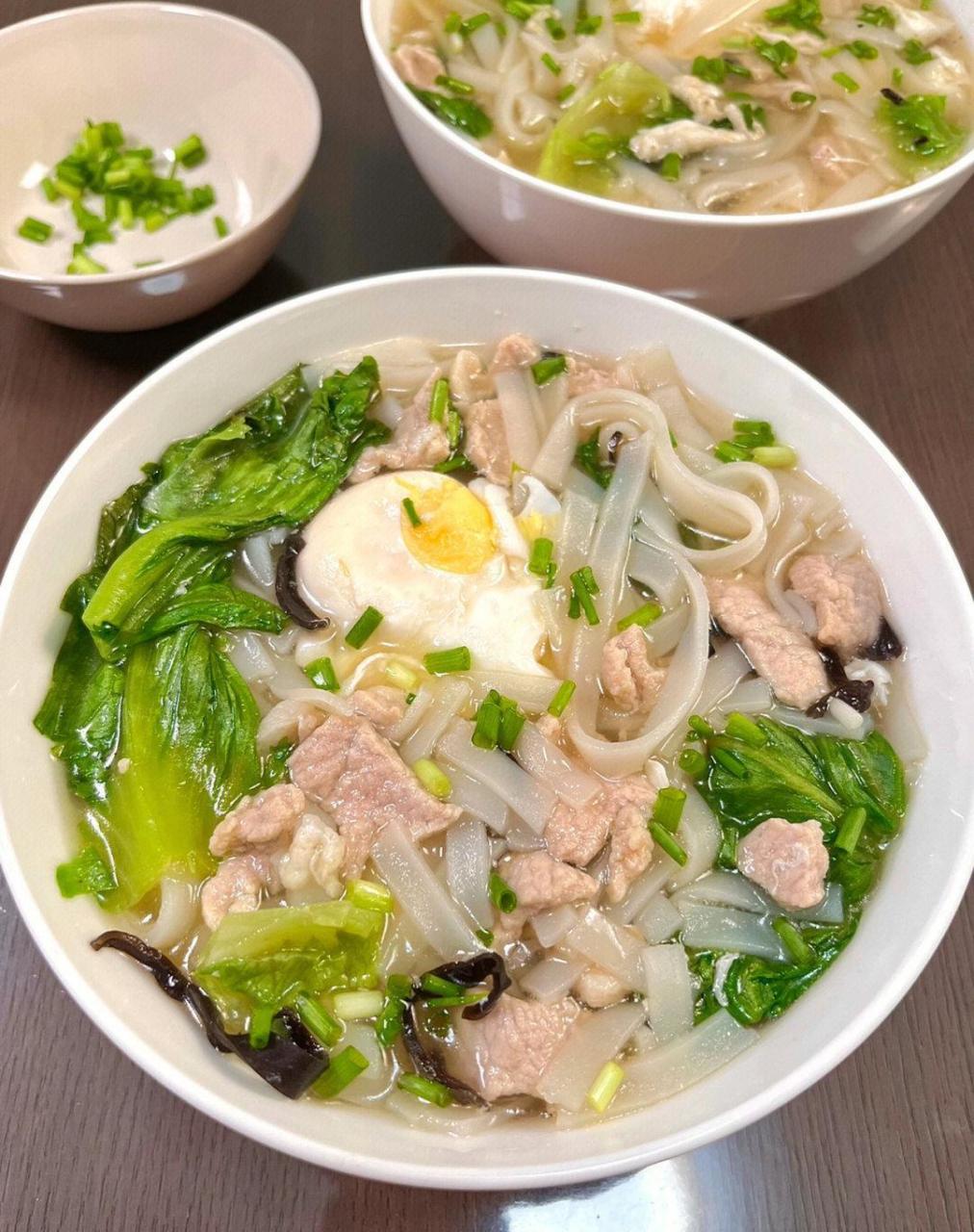 三鲜汤粉90超好吃 食材:瘦肉,鸡蛋,木耳,青菜,河粉(米粉) 90食谱