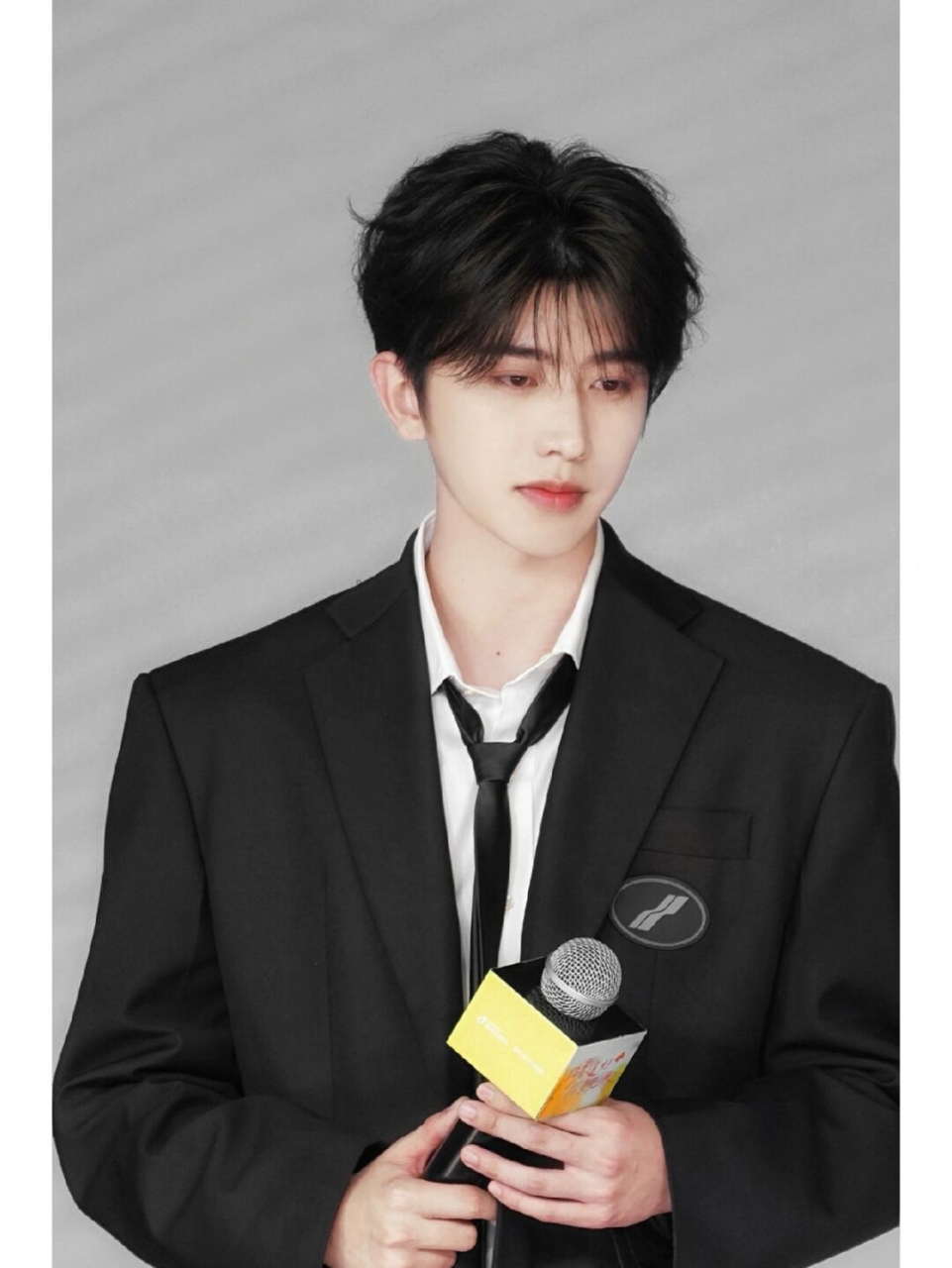 拯救内娱的脸蛋  上wb主页刷到一组蔡徐坤活动图 只能说巨c这张脸这个