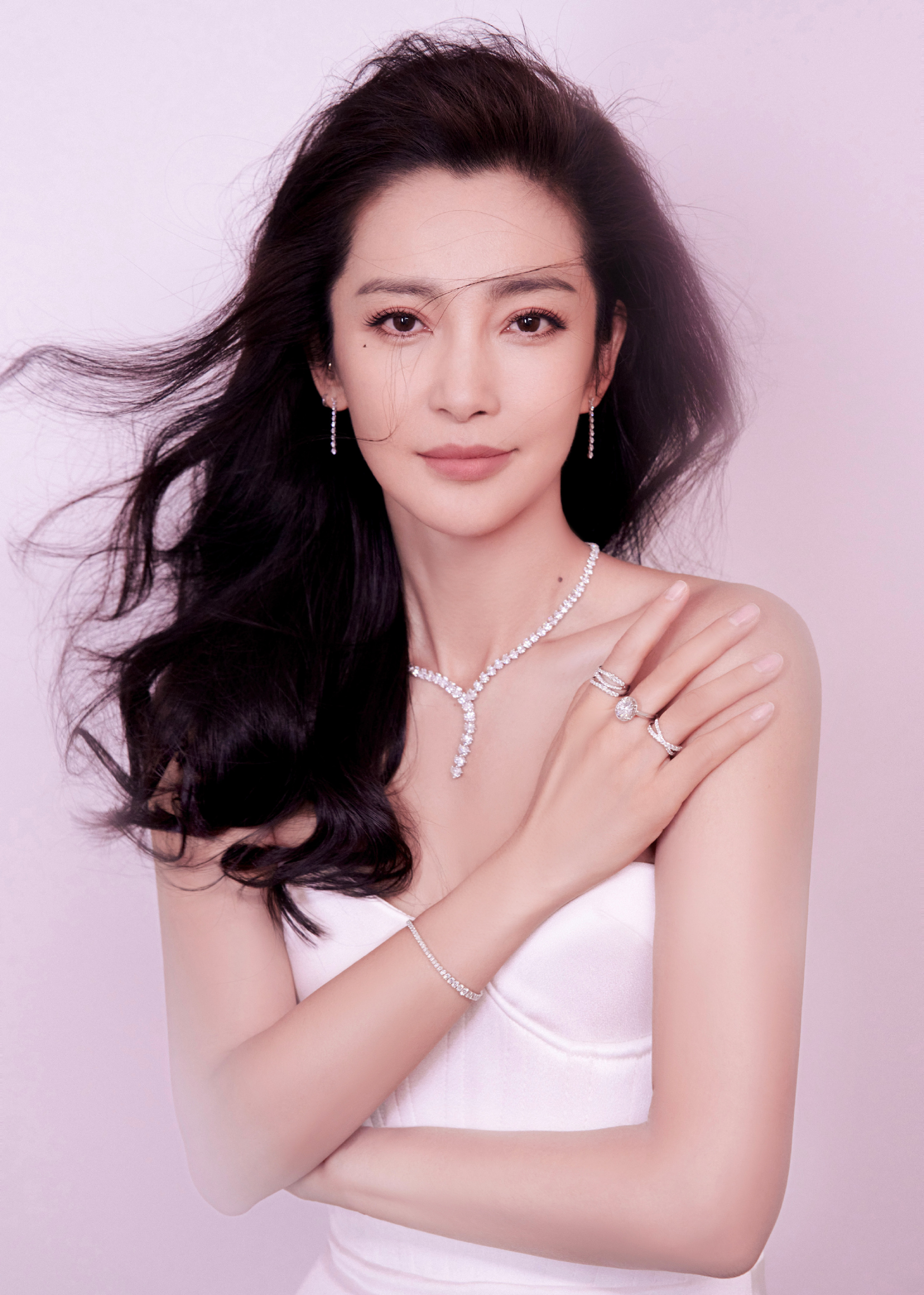 李冰冰出席活动造型,白色抹胸长裙优雅知性!