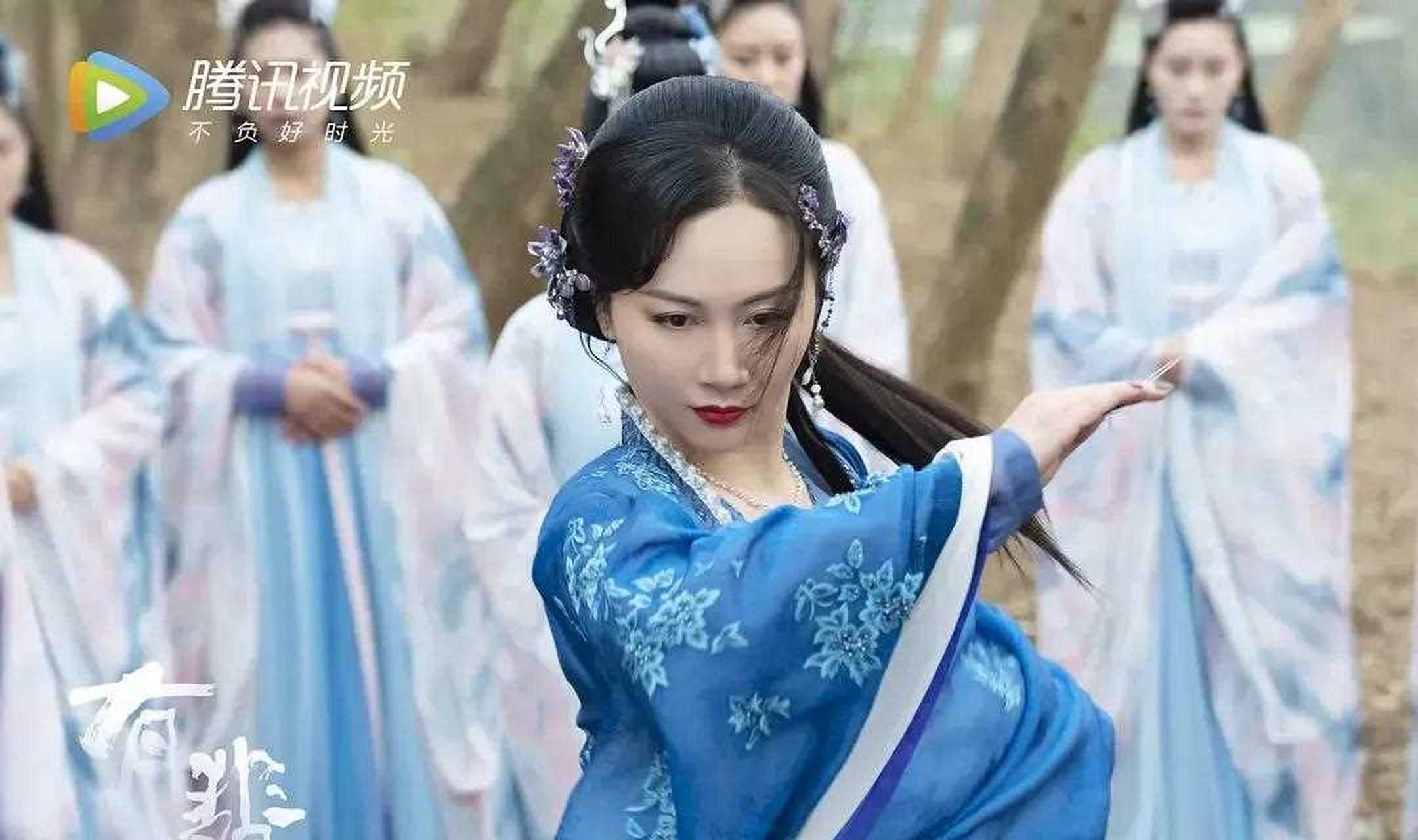 《有翡》中,霓裳夫人承担了部分去阐述上一代江湖盛况的功能,在她无限