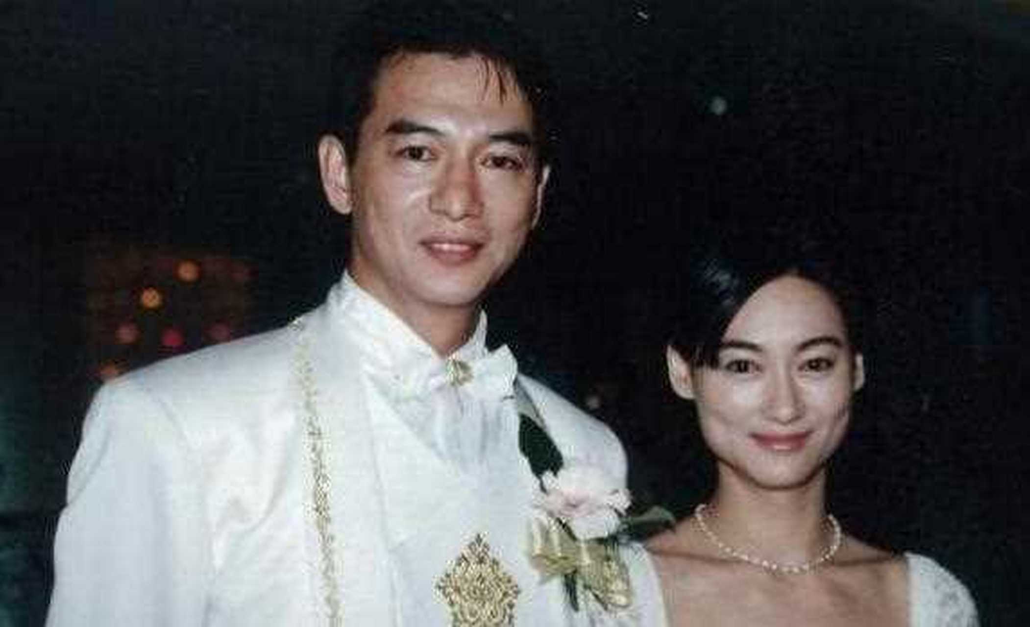 两人因为工作上的合作而相识,才子佳人郎才女貌,经常有人开他们的玩笑