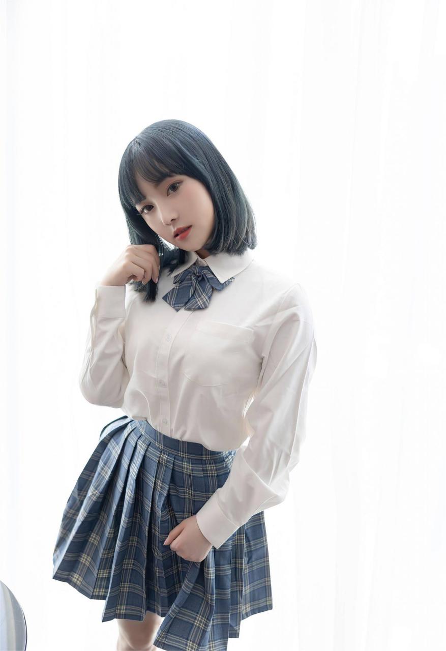 青春靓丽的短发学妹豆瓣酱jk制服写真vs成熟火辣的都市丽人芝芝,乔