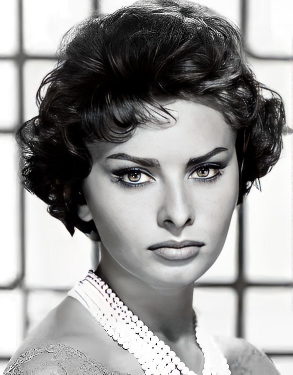 索菲亚罗兰坐在桌旁,准备打台球.