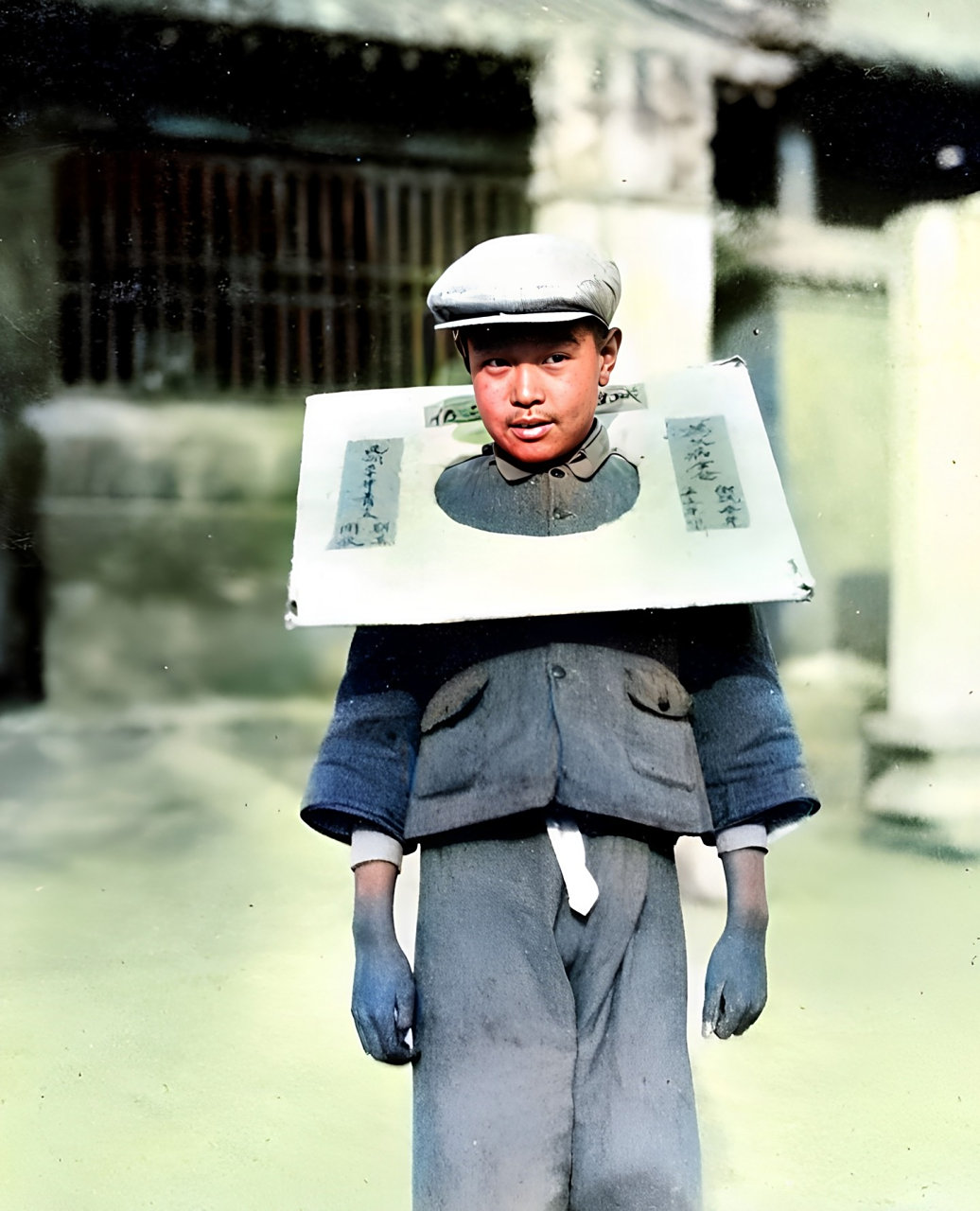 民国初年,南京,两名警察逮捕了两名罪犯,并将罪犯的名字和罪行贴在