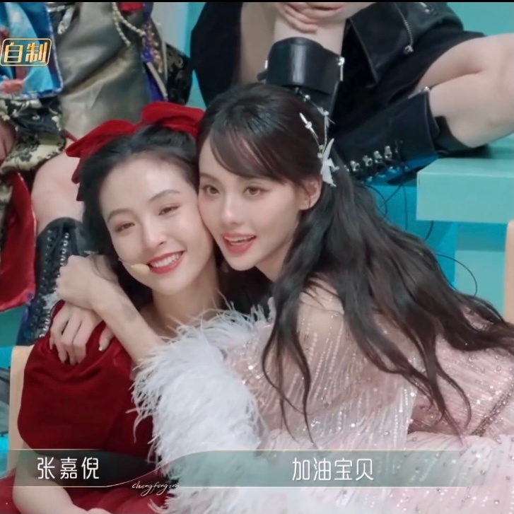 张嘉倪拥抱鼓励吴倩