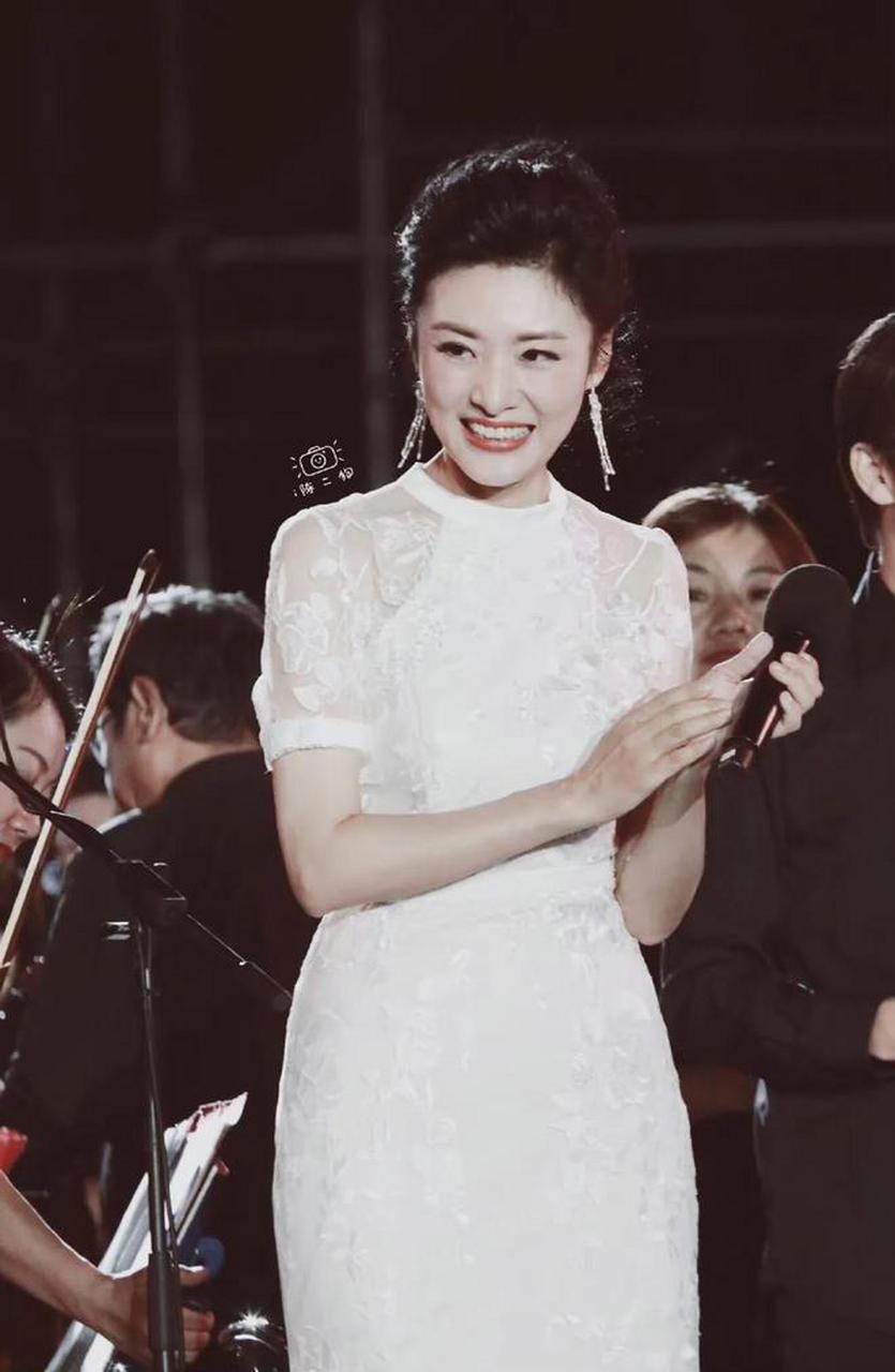 90年代,周涛年轻时候的照片,画面中她亭亭玉立,充满了自信,这种发自