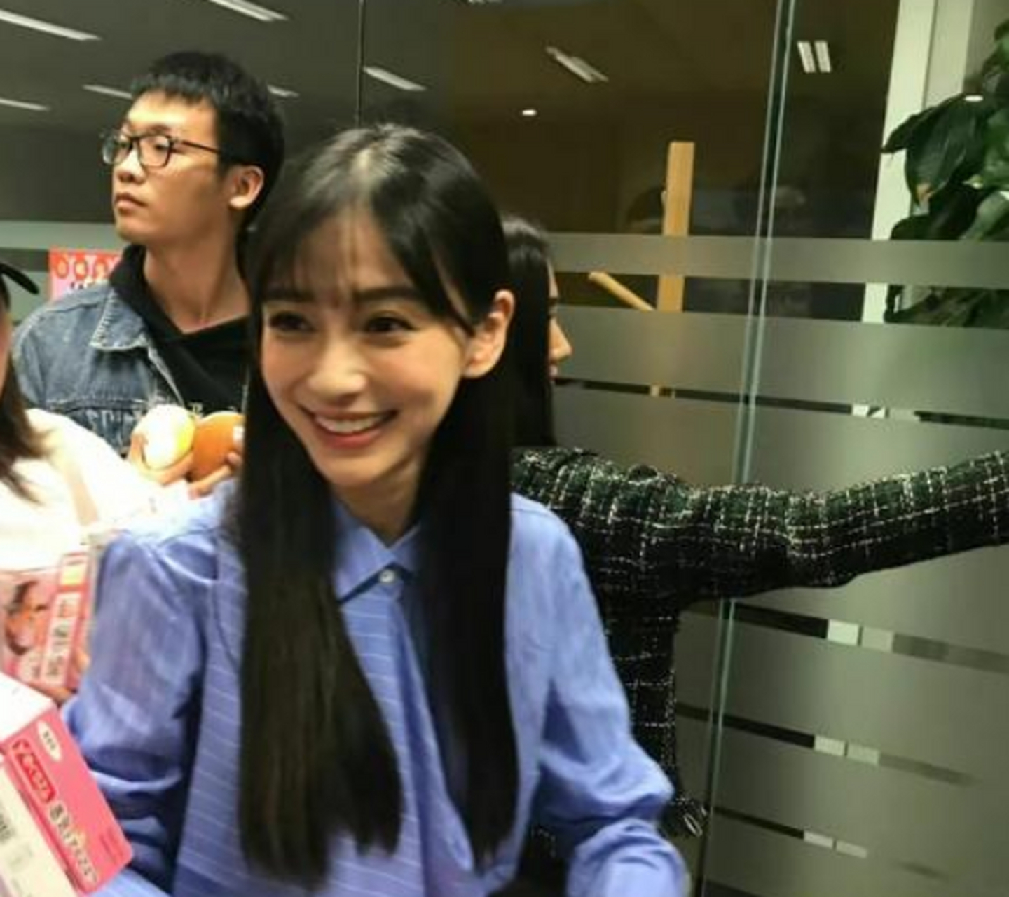 杨颖穿蓝色条纹衬衫梳着黑长直发,妥妥的清纯女神,一点都不像是当妈的